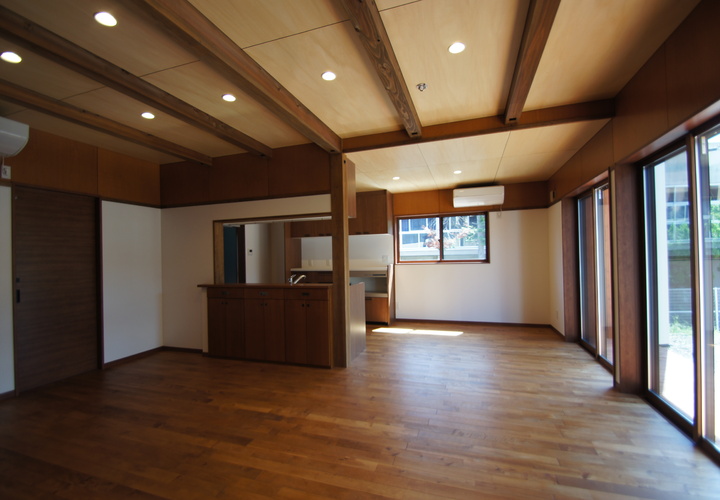 シナ合板と杉無垢梁