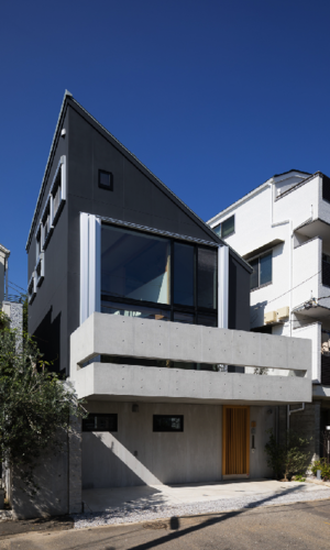 室内縁側の家 La Casa Intorno del Patio -by mcja