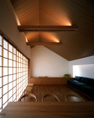 【つなぎ梁の家】　穏やかに空間を包み込む梁からの光