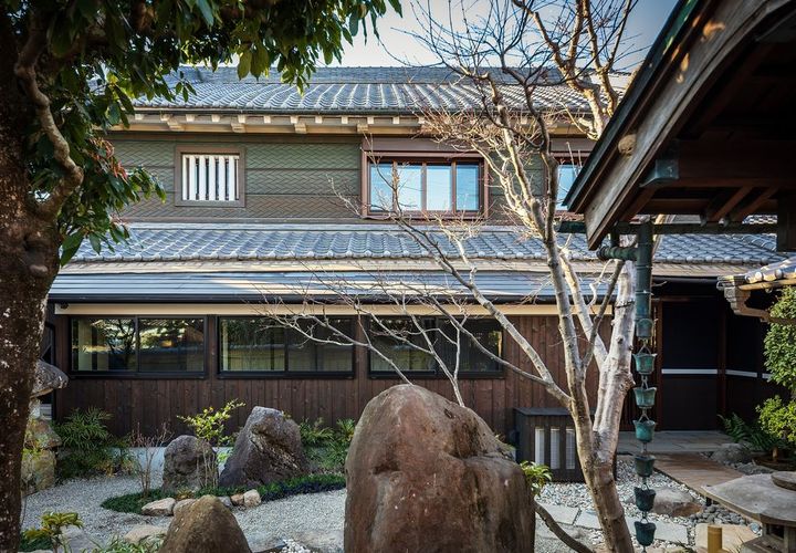 庭から観た建物の外観