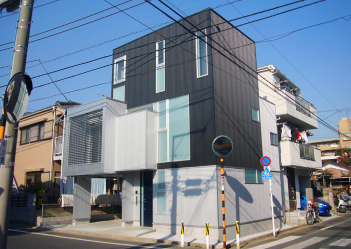 狭小地に建つ木造三階建て住宅