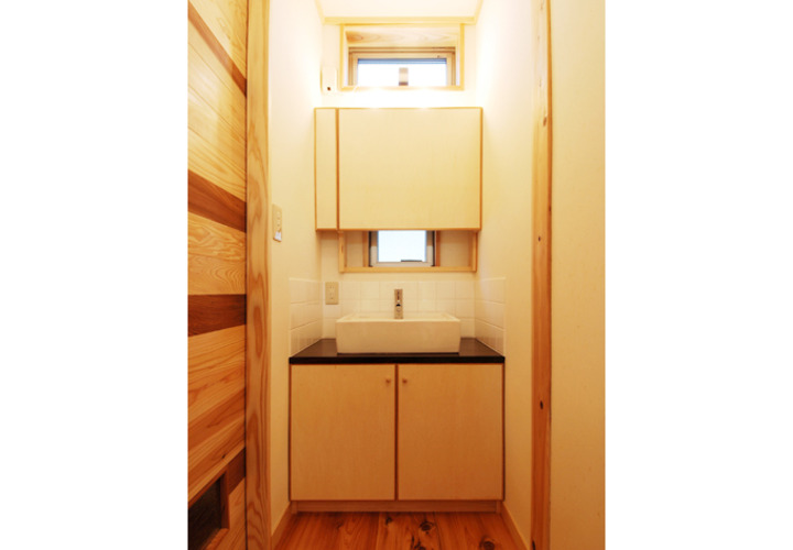 寝室前のトイレの脇の廊下の片隅に設けた洗面台