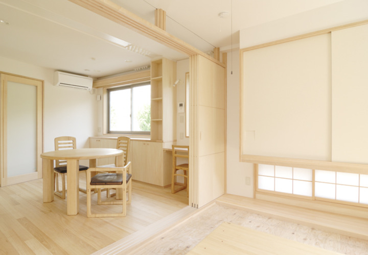シンプルな和室と無垢の桐の板間の茶の間