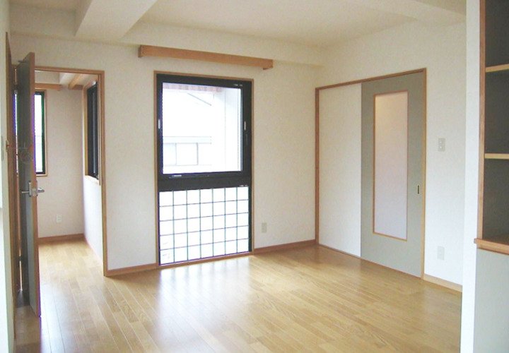 共同住宅の室内：ガラスブロックとサッシ