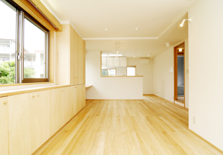 素足に優しい感触の無垢の桐の板間と、調湿・消臭性能を持った塗装仕上げ材