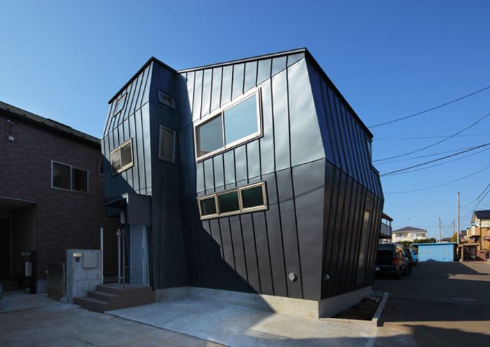 a crooked house (曲がった家)