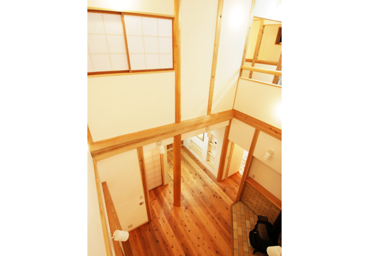 柱が採れた山の景色を居間の吹抜空間に再現する