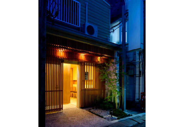 お客さんを招き入れるお蕎麦屋さん夜景