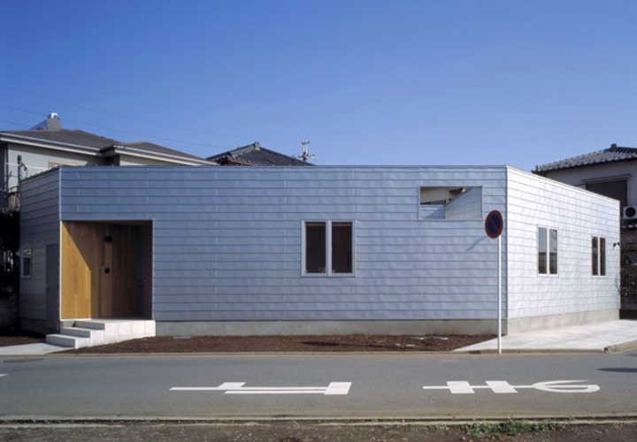 屋根・外壁ともにガルバリウム鋼板で仕上げられた平屋