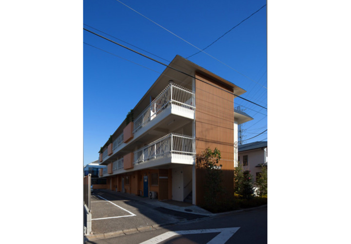 格子ですっきりと生まれ変わった外観