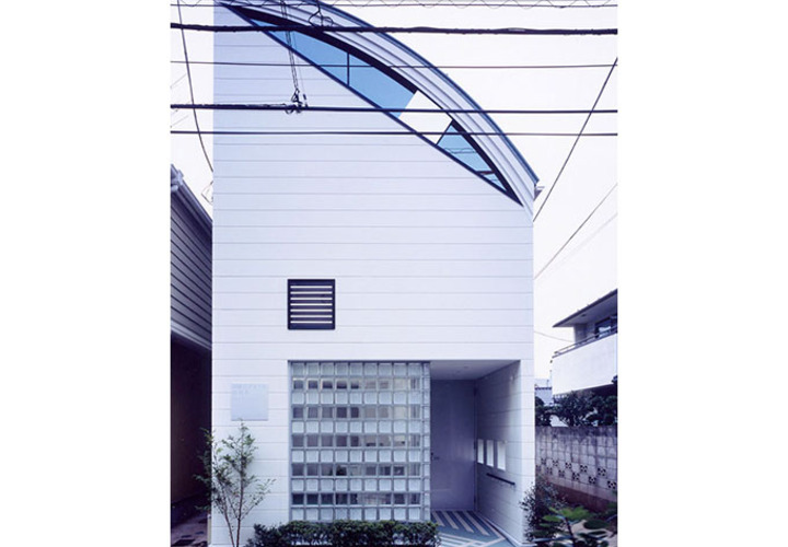 北側の斜線制限をカーブの屋根でクリアー