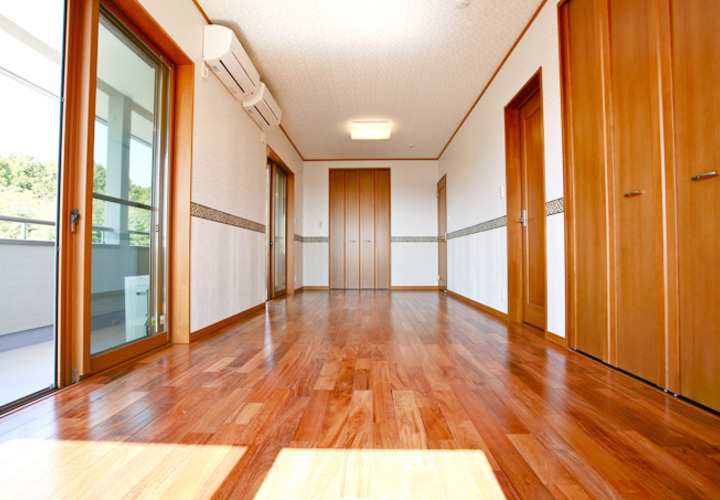 壁紙の一部にアクセントの模様をつけた二間続きの洋間