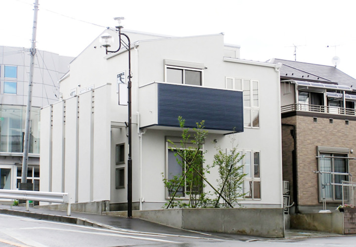 道路側のサッシの前に木を配置してプライバシーに考慮した外観