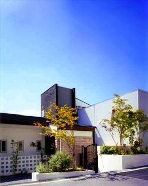 高台に建つデザイナーズ住宅