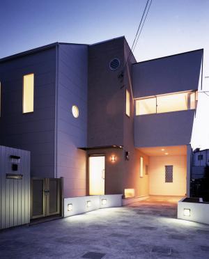 吹抜けのある色彩豊かなローコスト住宅