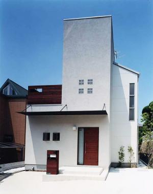 高台に建つデザイナーズ住宅