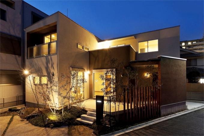 三角形の敷地に建つエレガントな家