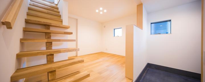 グリーンウォールと大きな土間エントランスを持つ狭小住宅