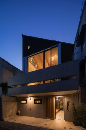 室内縁側の家 La Casa Intorno del Patio -by mcja