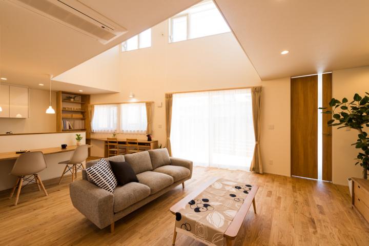 大きな吹き抜けと斜めデザインが特徴の家族が楽しく暮らす家