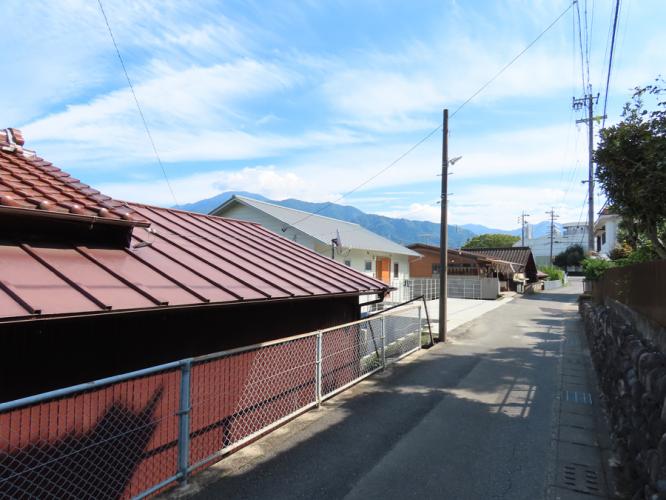 傾斜地に建つブリッジの家