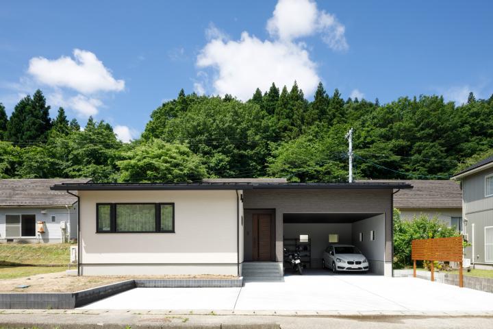 自然に囲まれ趣味と景色を楽しむ家 ―平屋のガレージハウス―
