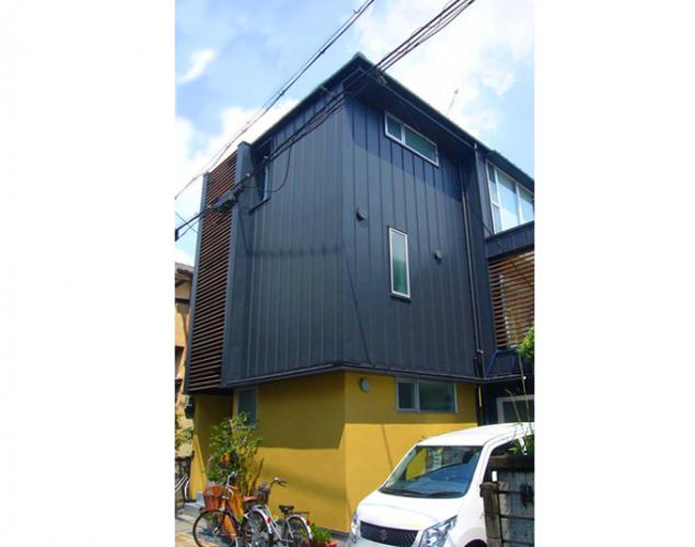 木造三階建ての二世帯住宅
