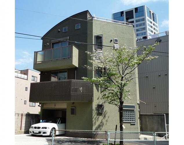 三角形の土地に建つ家