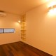スリットのような細長い小窓と間接照明が美しい部屋