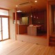 スキップフロアの室内に一段上がったダイニングキッチン