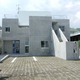 住宅玄関と歯科医院の入り口を分けたアプローチ