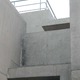 建物アプローチから中が見えないように程よく遮蔽された外壁