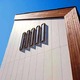 木のアクセントが印象的な外観
