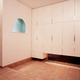 色彩を落とし込むことにより潤いのある空間になった、収納力のある玄関ホール