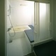 脱衣場から浴室へ続く腰掛けは、この家を自由に利用するためのアイテム
