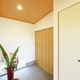 木製建具の玄関。