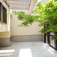 玄関へと続くアプローチ