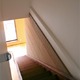正面の窓から階段へと光を届ける