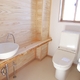 トイレは美しい木目の壁