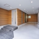 木目が優しいアプローチまわり。 駐車場として2台確保できます。