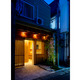 お客さんを招き入れるお蕎麦屋さん夜景