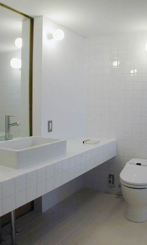 白いタイルが美しいトイレバススペース