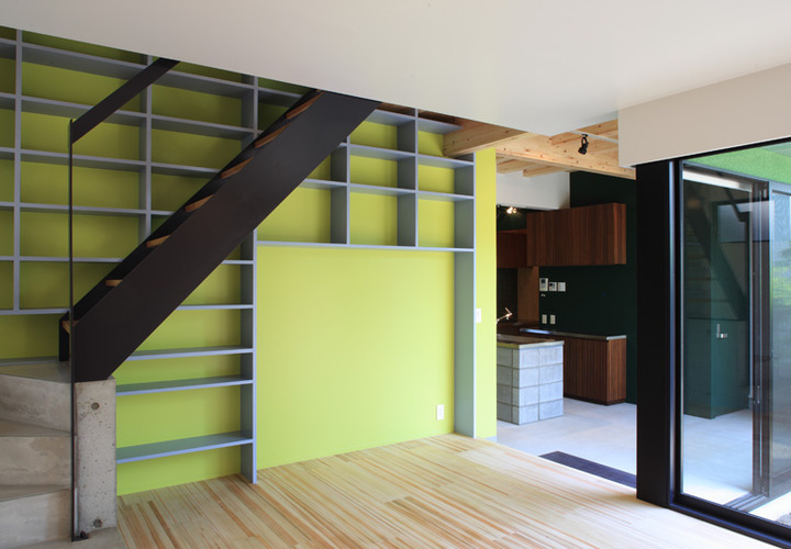リビング一角の階段脇壁面は薄いグリーンで明るく爽やかな雰囲気