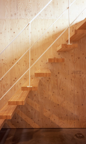 ステップと手すりの軽やかな階段のデザイン