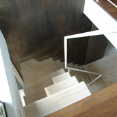 シンプルですっきりとしたデザイン階段
