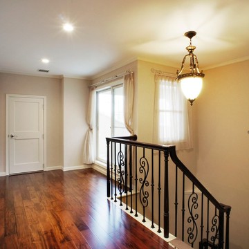 階段の柵のデザインとアンティークなペンダントライトの調和が美しい階段ホール