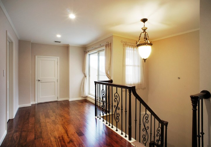 階段の柵のデザインとアンティークなペンダントライトの調和が美しい階段ホール