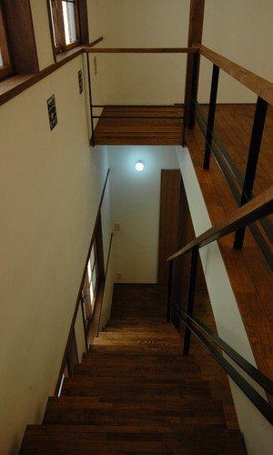 2階リビングから1階へ降りる階段