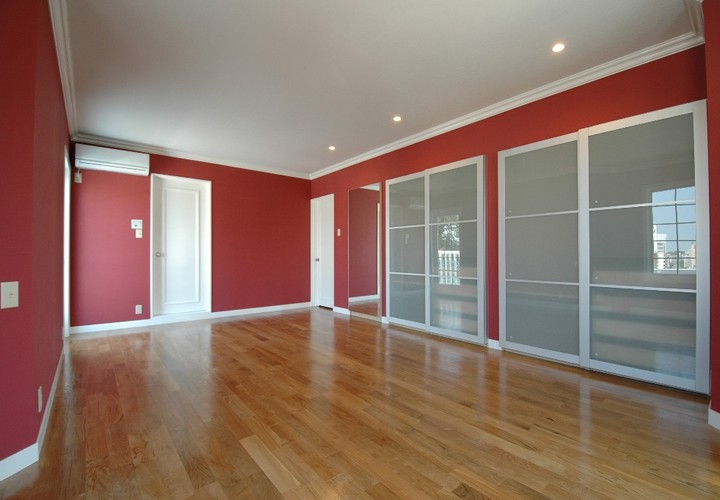 鮮やかな赤い壁紙に白い建具と色のバランスがオシャレな室内