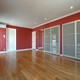 鮮やかな赤い壁紙に白い建具と色のバランスがオシャレな室内